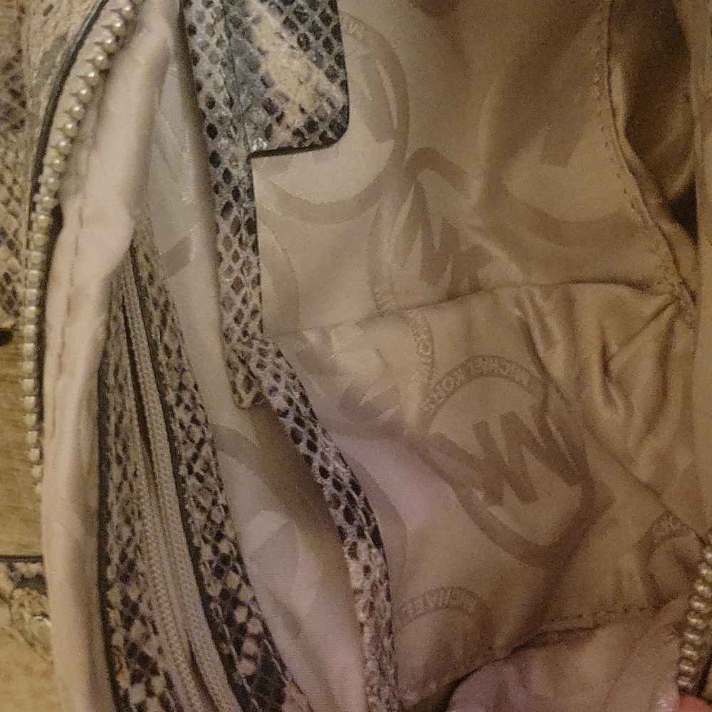 Michael Kors Heidi  Snakeskin Purse 👜 Used once !!! New condition! - Picture 6 of 7